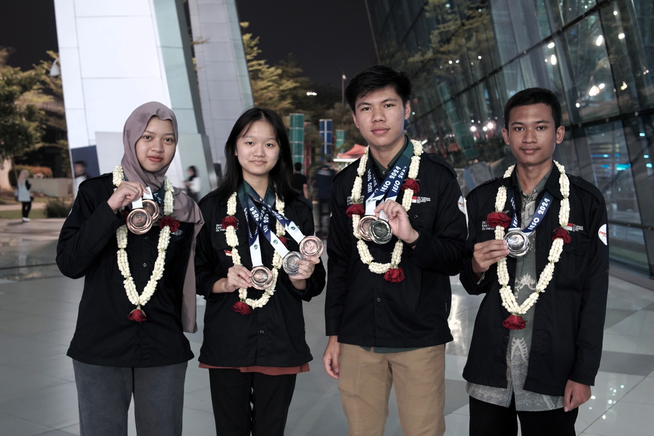 PRESTASI: Siswa berprestasi, Ammara Shifa Andini (MAN 2 Kota Malang), Sanny Onggiesty Dassaniya (SMAS Darma Yudha), Thomas Chrisant Denen (SMAS Kristen Immanuel Pontianak), dan Mujib Ahmad Kurniawan