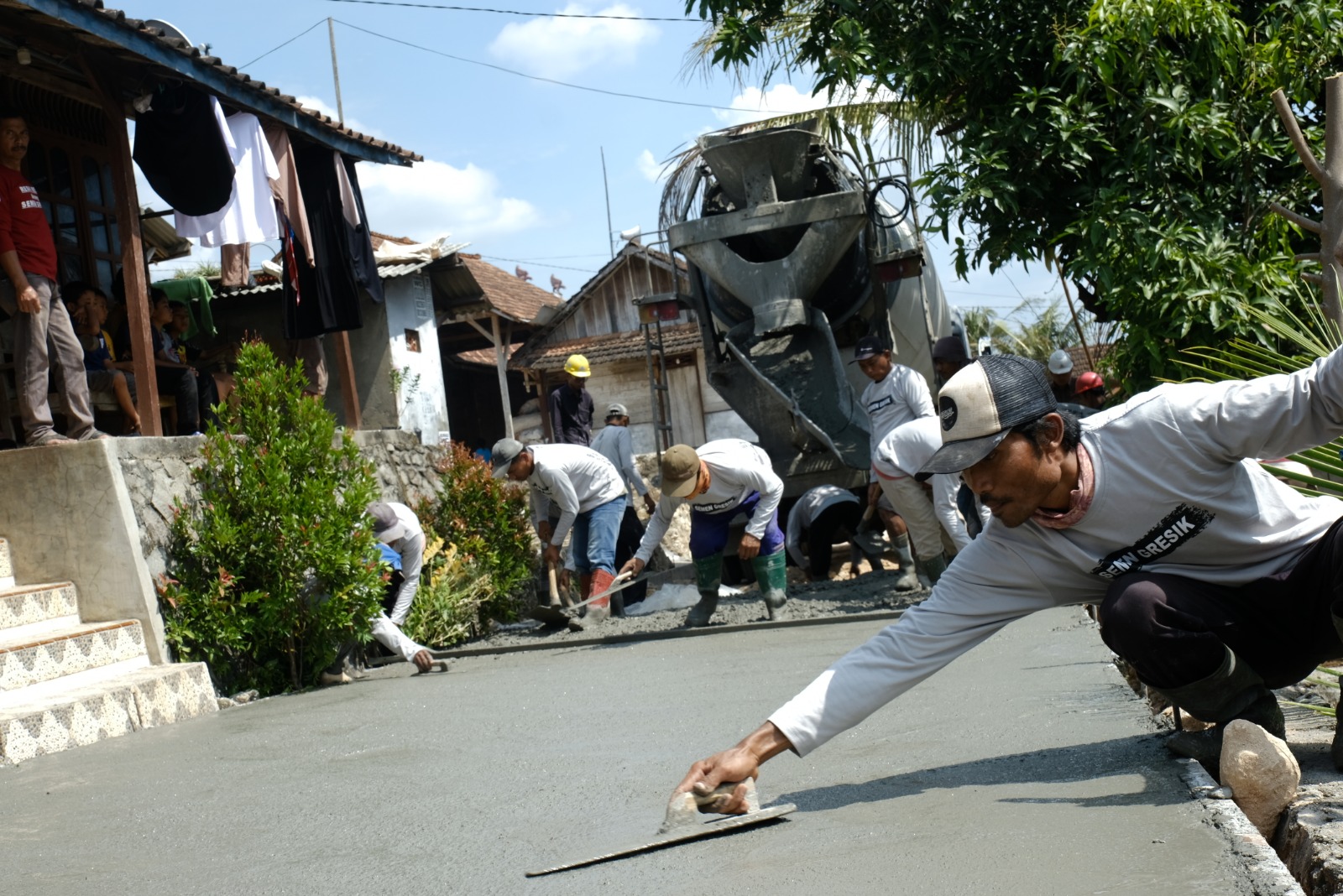 PEMBANGUNAN: Sejumlah pekerja memparbaiki jalan di wilayah Jawa Tengah.