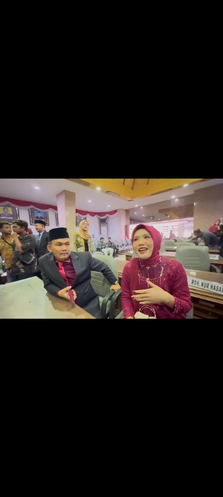 Widodo bersama Laela Utari Widyaningsih, putrinya duduk bersama setelah dilantik sebagai anggota DPRD Rembang periode 2024-2029.