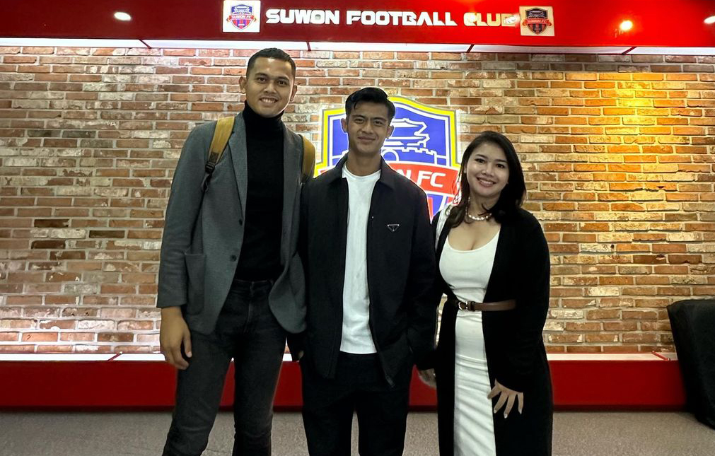 Arhan berfoto dengan @lucyamandezta ketika di Korea