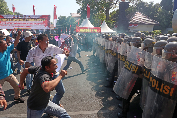 PEMILUKADA RUSUH: Masyarakat yang tidak menerima hasil Pemilu kepala daerah membuat kerusuhan di pusat kota berhadapan dengan aparat di Kabupaten Kudus kemarin.&nbsp;