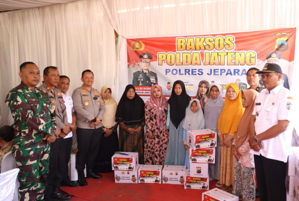 BANTUAN: Senyum Bahagia Warga Desa Clering Saat Dapat Bantuan Sumur Bor dari Kapolres Jepara.