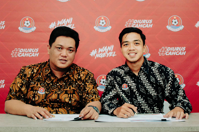 LOKAL: Sesi tanda tangan kontrak pemain baru Persipa musim 2024/2025 tampil dengan mengenakan kemeja batik tulis Bakaran.