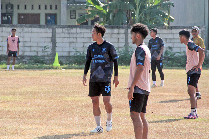ATUR STRATEGI: Pemain Persiku mengikuti latihan pagi di Lapangan Mijen kemarin.