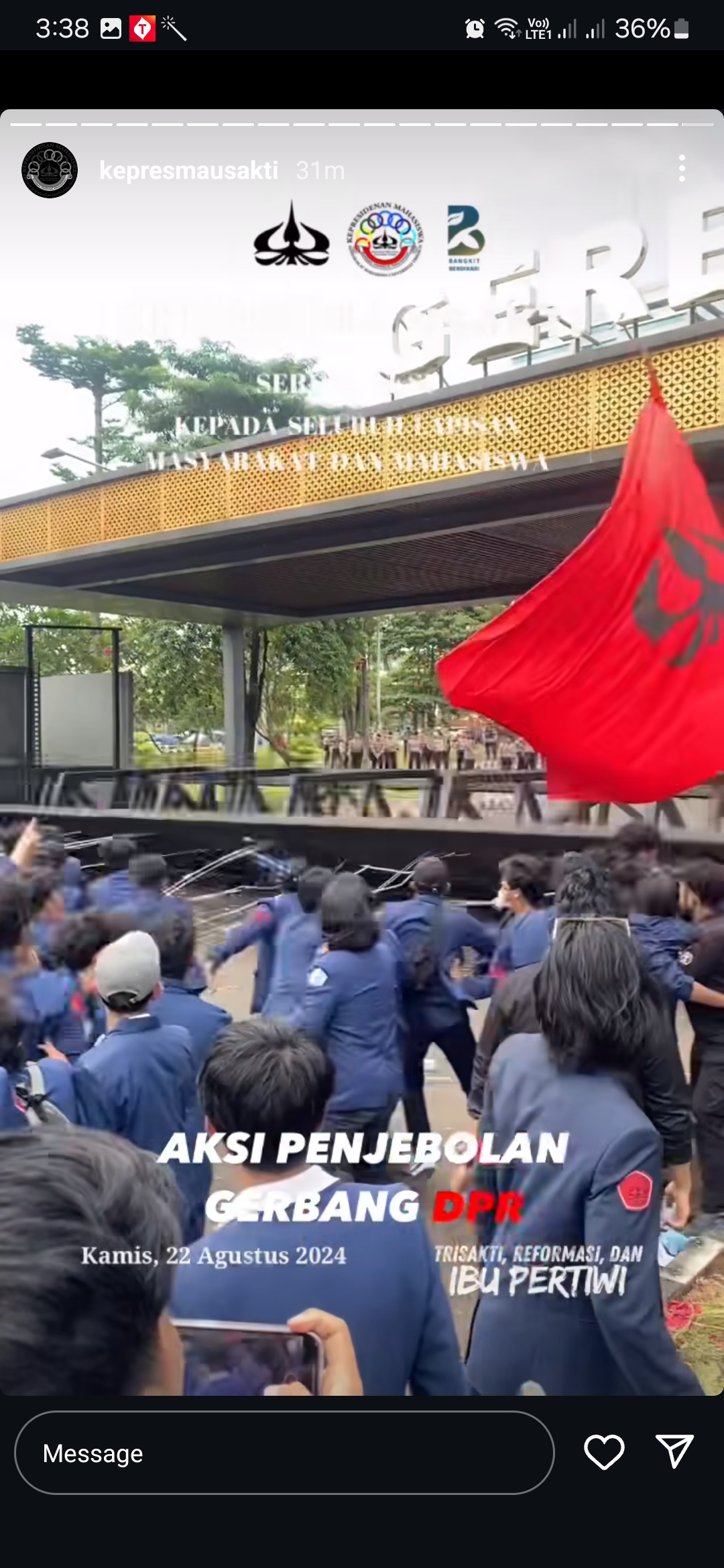 Salah satu tangkapan layar rekaman penjebolan Gerbang Pancasila DPR RI. Sumber: Instagram resmi Kepresma Trisakti