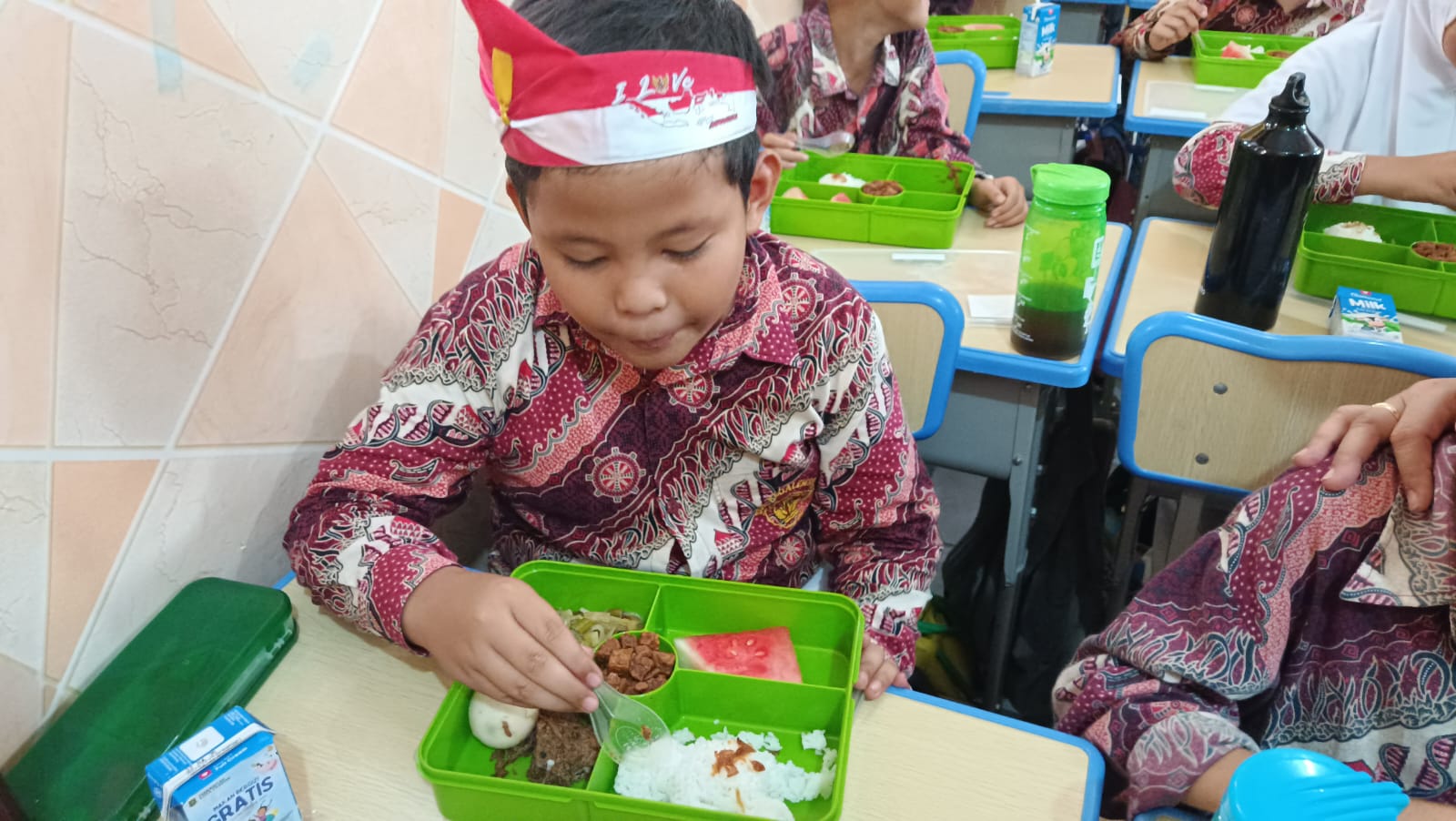 MAKAN LAHAB: Siswa di Cilegon saat menyantap menu makan gratis saat uji coba.