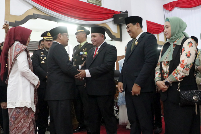 BERI SELAMAT: Pj Bupati Kudus&nbsp;M.&nbsp;Chasan Habibie&nbsp;memberikan ucapan selamat kepada Masan, Ketua sementara DPRD Kudus dalam pelantikan anggota DPRD Kudus periode 2024-2029 di gedung dewan Kudus kemarin.