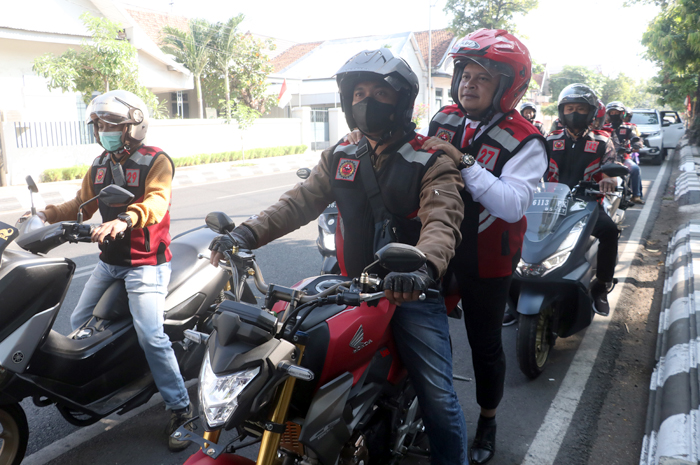 INSPIRASI: Muhammad Antono naik ojek menuju pelantikan anggota DPRD Kudus kemarin.