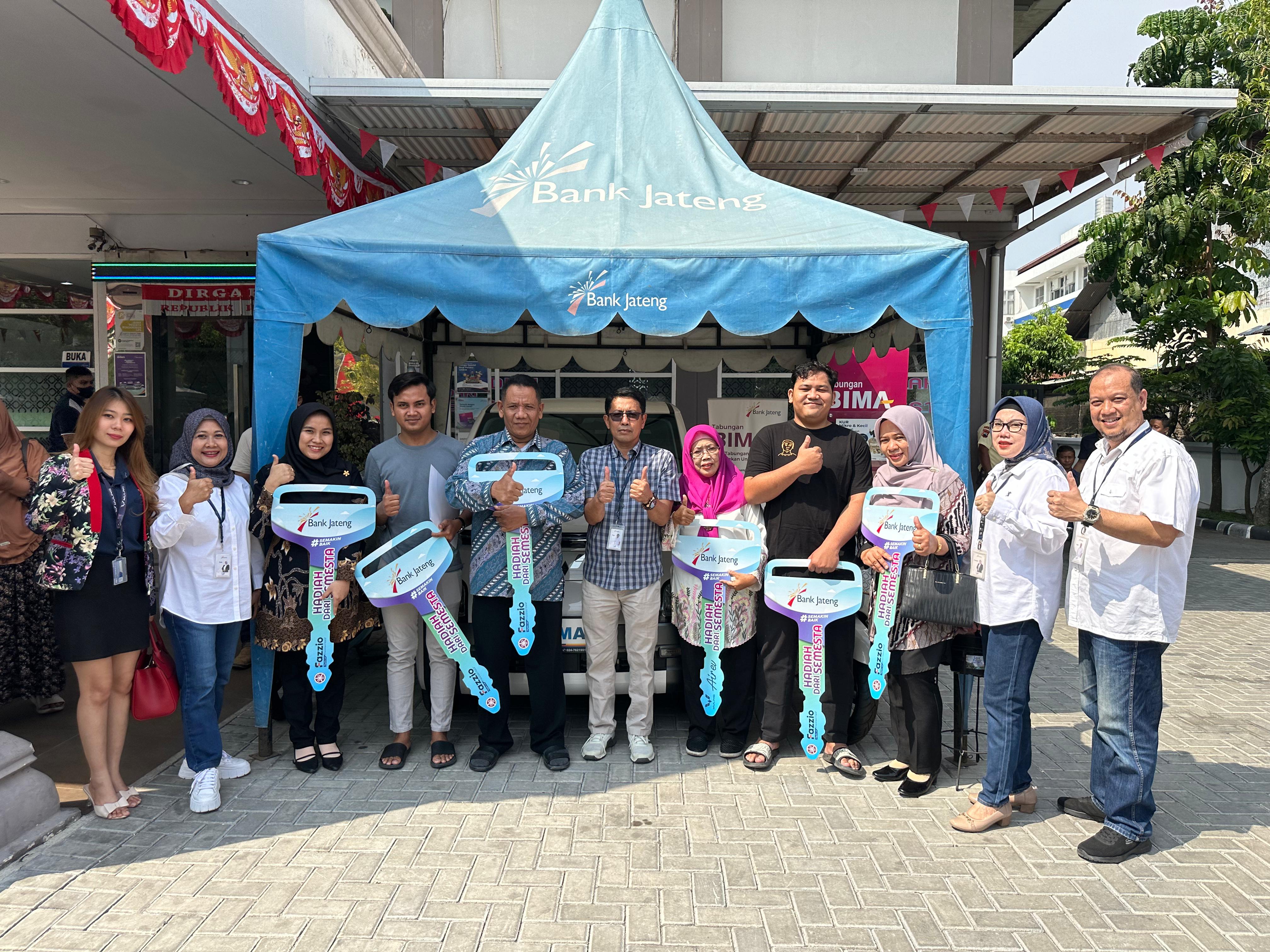 BAHAGIA: Pemimpin Bank Jateng Cabang Purwodadi saat menyerahkan hadiah Tabungan Bima di halaman depan kantor.