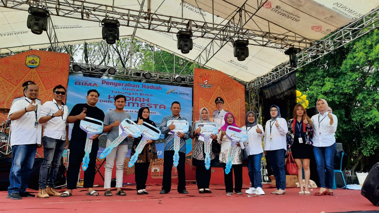 SELAMAT: Nasabah saat menerima hadiah undian Tabungan Bima Periode II Tahun 2023 Bank Jateng Cabang Purwodadi, di Expo Grobogan di Alun-alun Purwodadi.