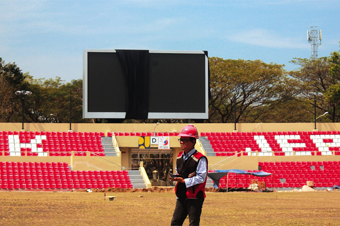 DIKEBUT: Petugas mengecek kondisi Stadion Gelora Bumi Kartini Jepara yang tengah direnovasi.