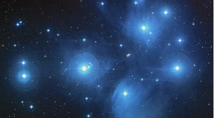 Konjungsi Bulan dan Gugus Bintang Pleiades
