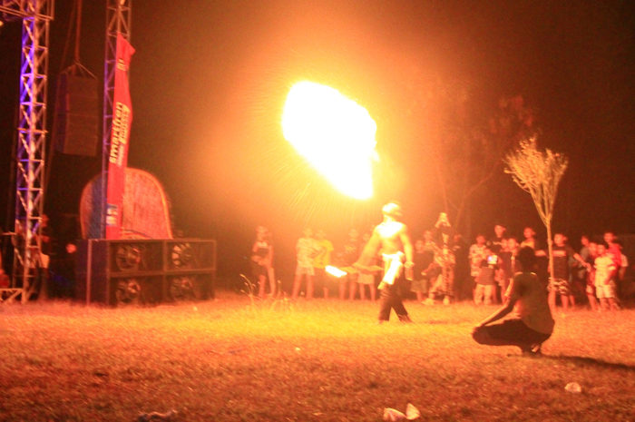 TINGKATKAN POPULARITAS: Penampikan festival seni diprakarsai mahasiswa sekaligus di lounching simbolis pembuatan aviary mini di edu park Situs Perahu Kuno Punjulharjo, Sabtu malam.