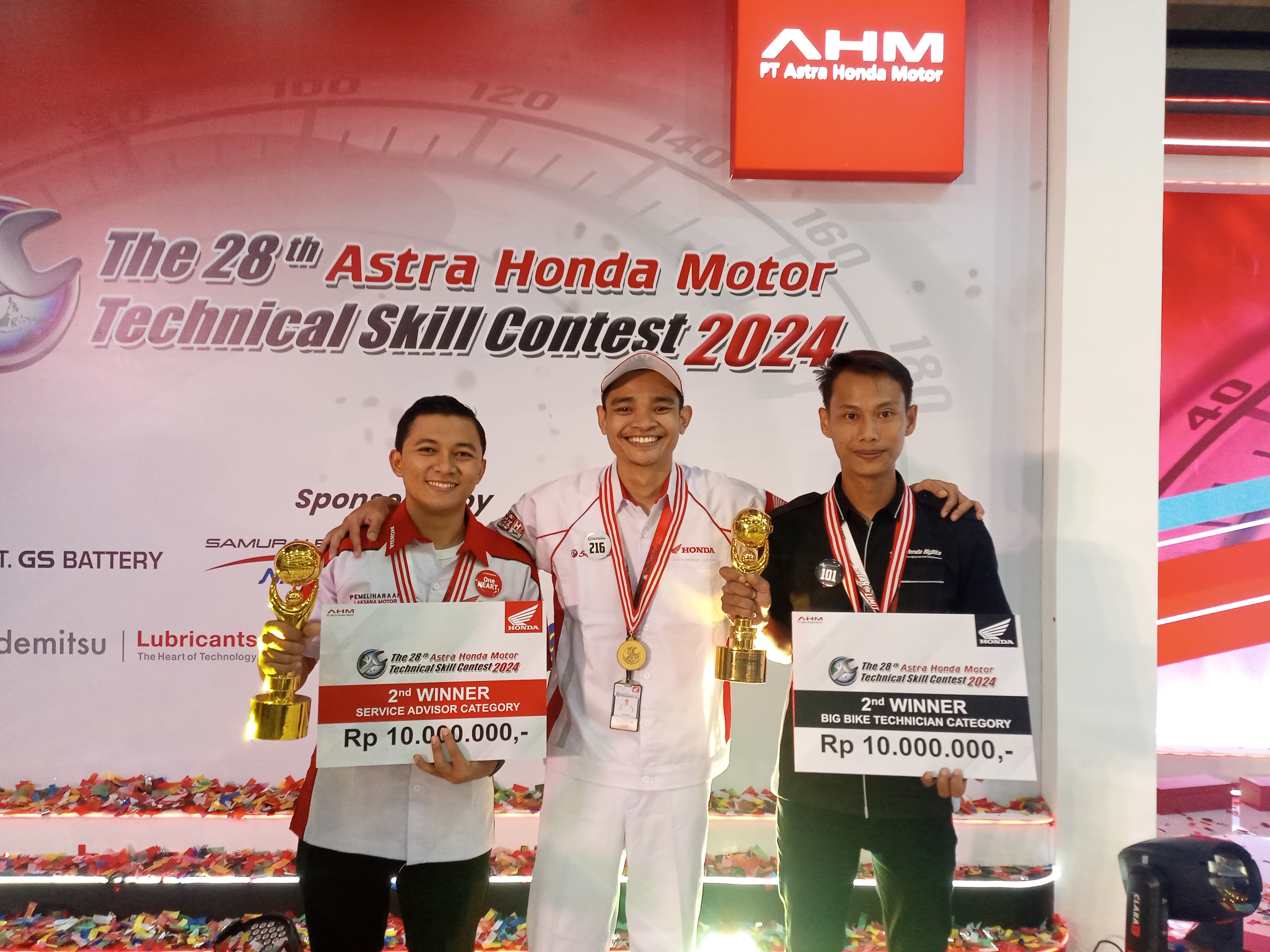 PERWAKILAN JATENG: Tri Wahyudi Kategori Service Advisor, Ulfan Hakiki Kategori Teknisi, dan Dwi Sofianto Kategori Teknisi Big Bike (kiri ke kanan)