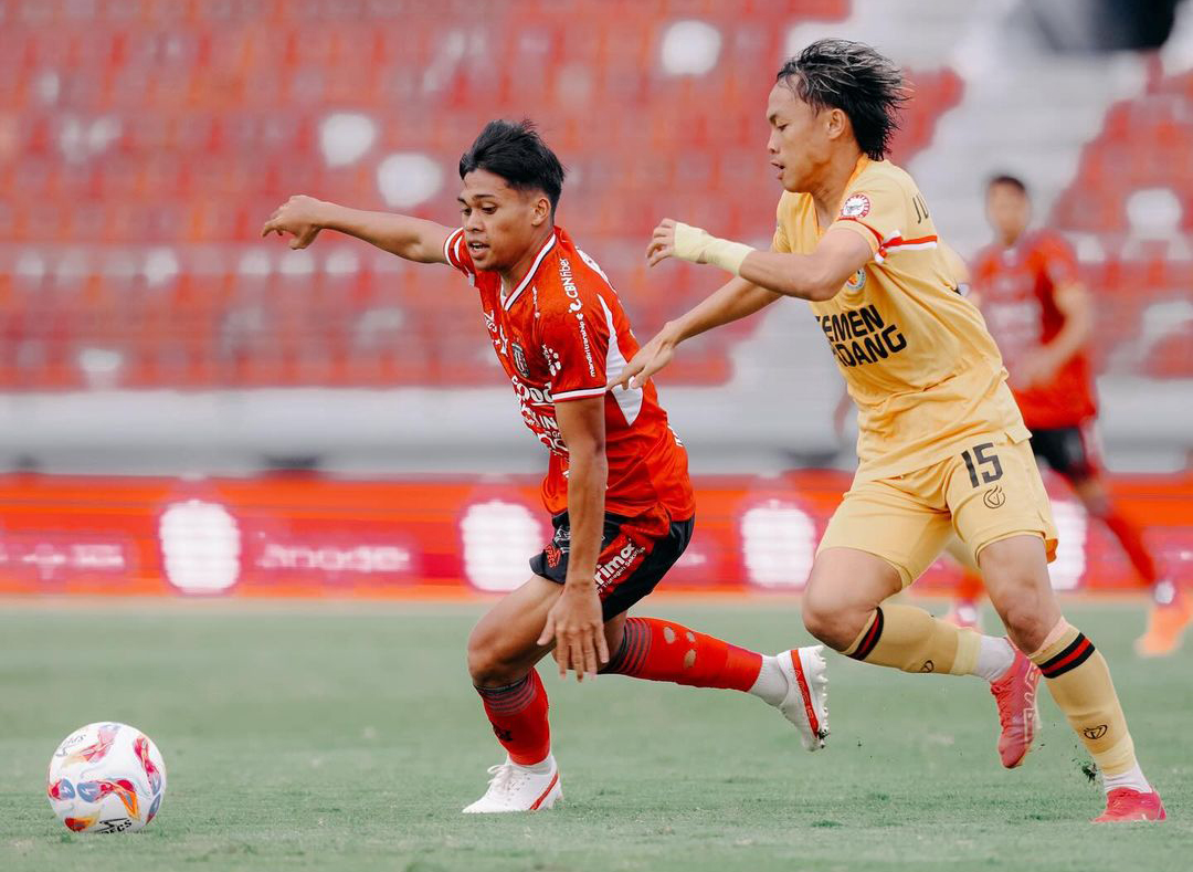 Bali United ketika berhadapan dengan Semen Padang. (@baliunited)