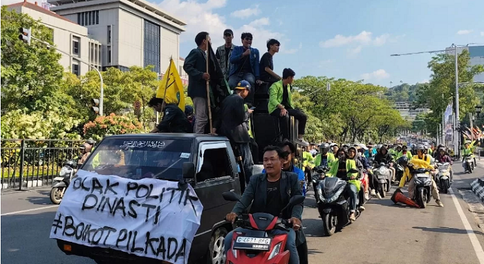 Peserta aksi demontrasi mengendarai motor berkeliling di jalan Pahlawan, depan Kantor Gubernur Jateng, Senin (26 Agustus 2024)- Foto: Radar Semarang)