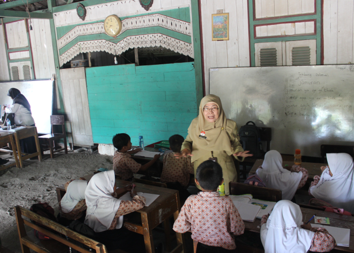 MENGUNGSI: Siswa SDN 2 Cabean, Cepu menumpang kegiatan belajar mengajar di rumah warga.