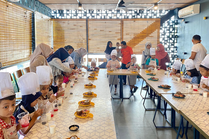 PRAKTIK MASAK: Anak-anak merasakan senang saat melakukan praktik membuat bakery pada saat Cooking Class di Hotel @HOM baru-baru ini.