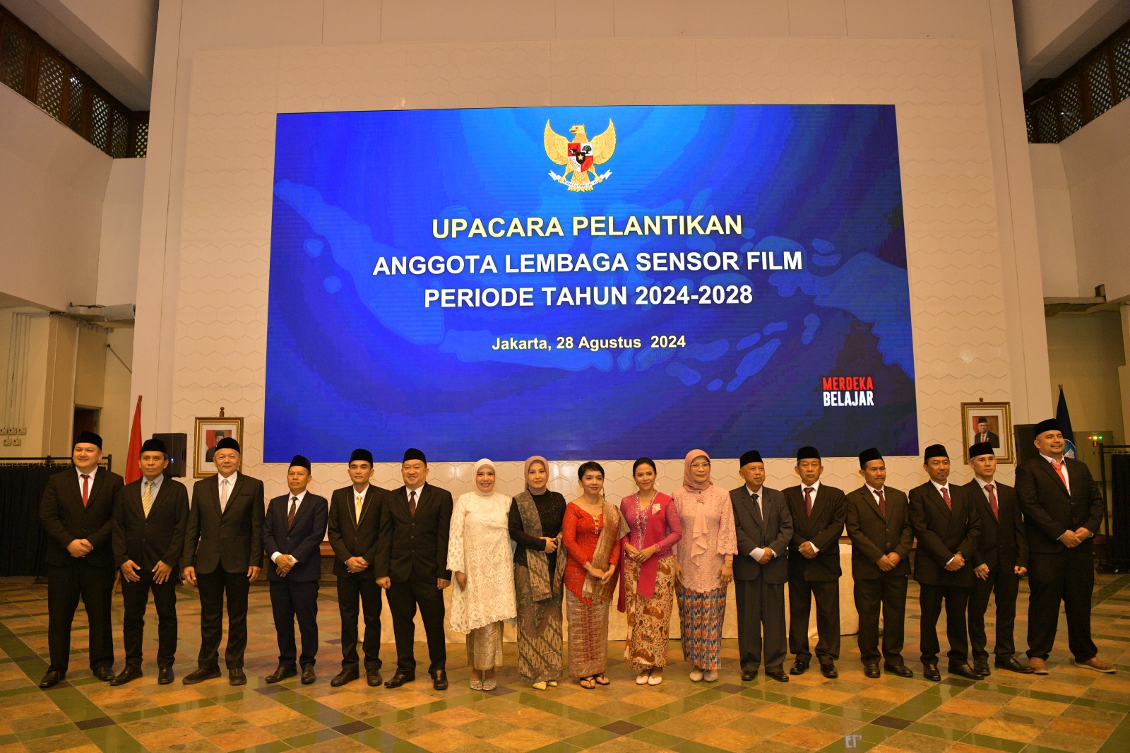 PELANTIKAN: Anggota Lembaga Film Sensor foto bersama usai dilantik oleh Mendikbudristek.