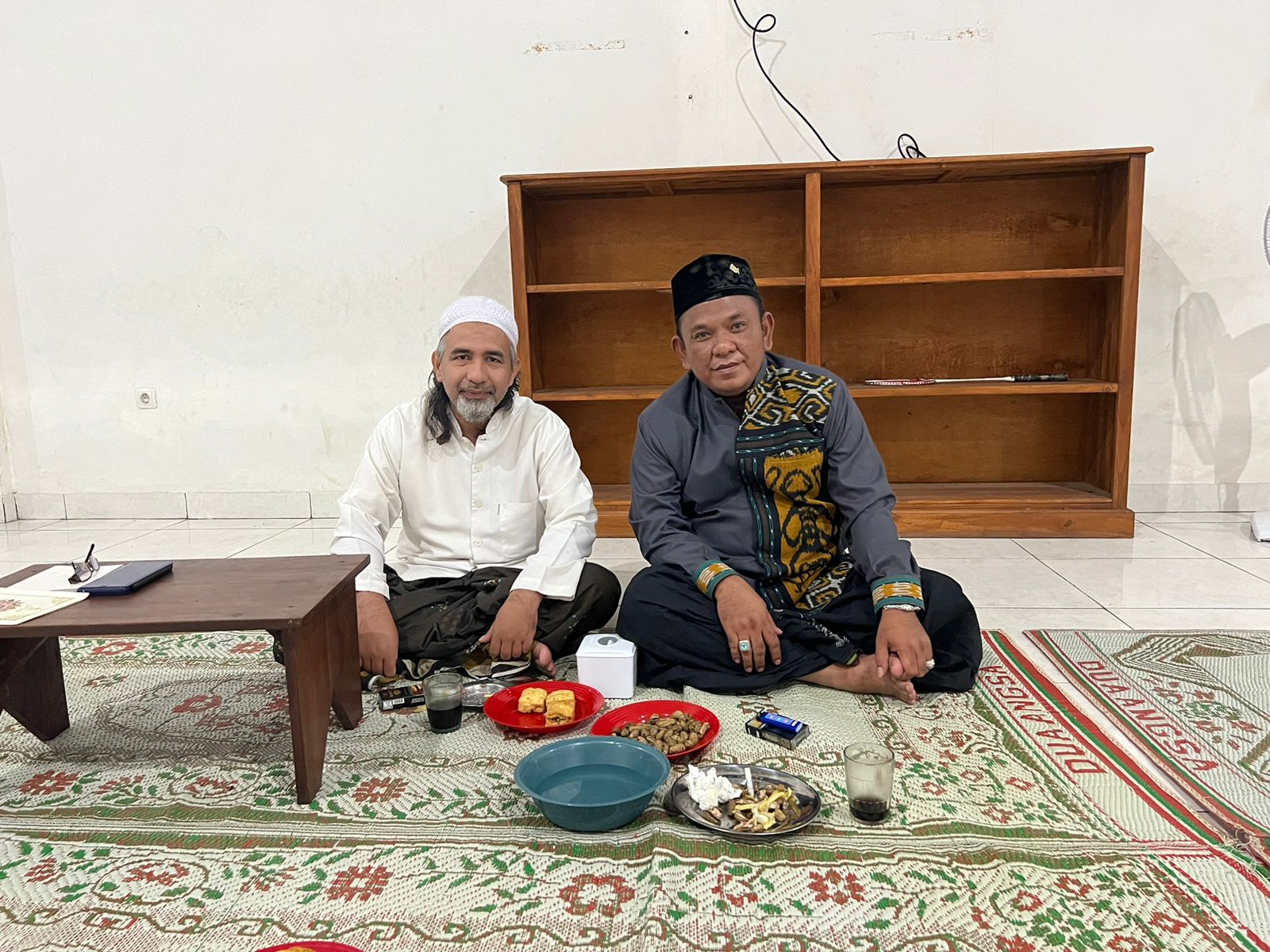 NASIONALIS RELIGIUS: Anggota DPRD Pranoto (kanan) bersama Habib Husein pengasuh Ponpes berada di Ponpes Islam Thoriqul Jannah.
