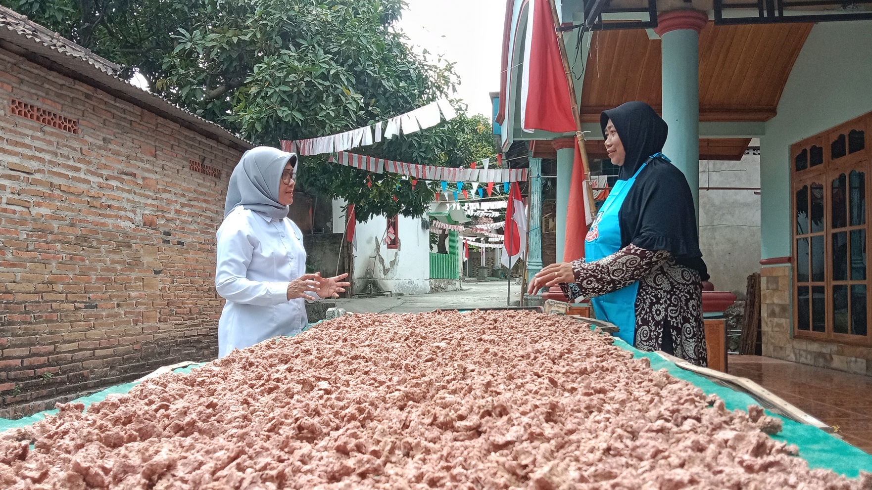 Petugas BBPOM mengunjungi produsen terasi di Kecamatan Sluke Rabu (28/9).