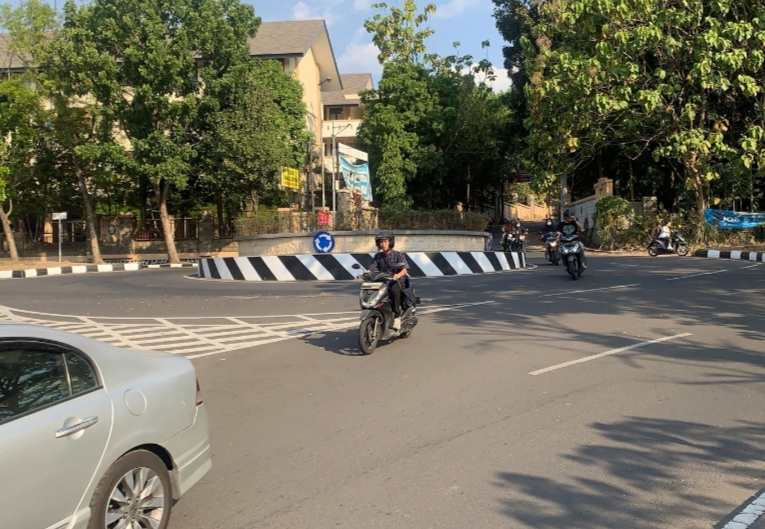 PERSIMPANGAN: Pengendara sepeda motor saat melewati persimpangan.