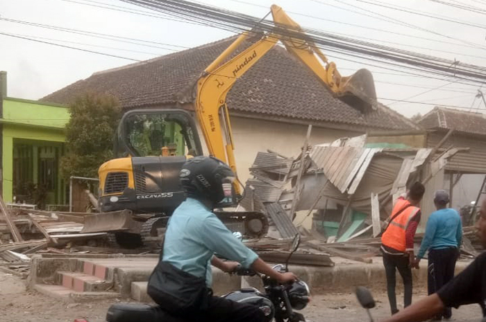 DITERTIBKAN: Bangunan di sempadan jalan ruas Lasem-Sale di bongkar untuk optimalkan fungsi kemarin.