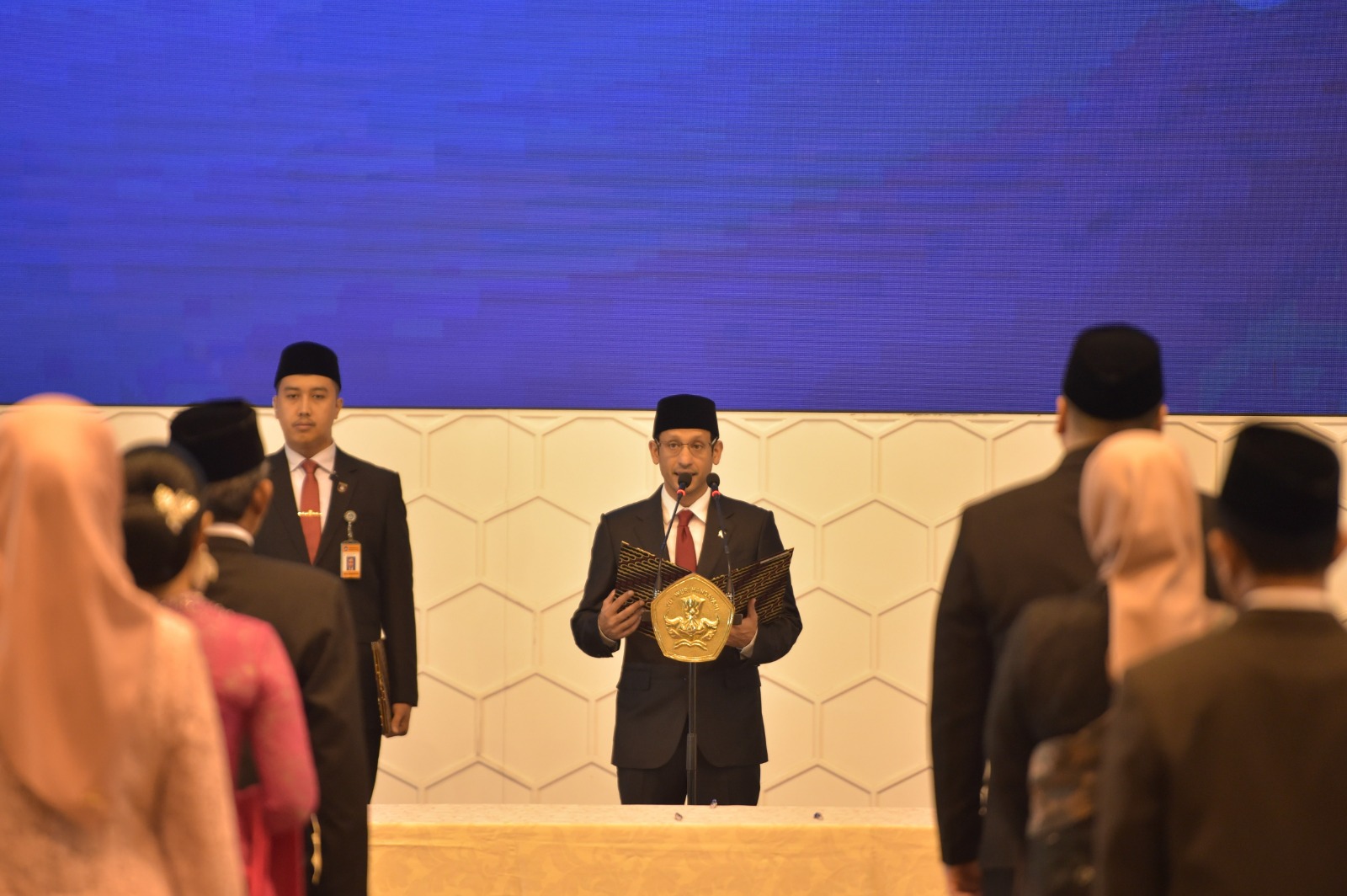 MELANTIK: Mendikbudristek Nadiem Anwar Makarim saat melantik anggota lembaga sensor film.