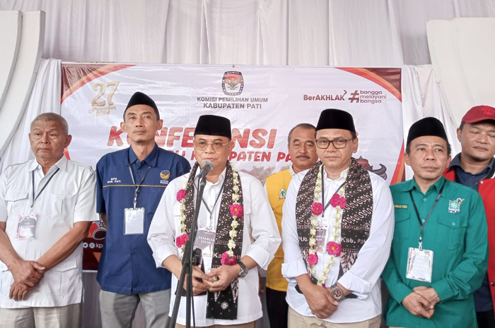 PERCAYA DIRI: Paslon Bacabup-Bacawabup Pati Sudewo dan Risma Ardhi Chandra (bersyal batik) bersama pimpinan partai pengusung di kantor KPU Pati kemarin.