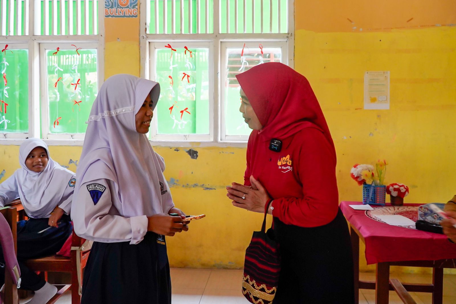 BERSAMA SISWA: Guru sedang mendengarkan cerita dari siswanya.