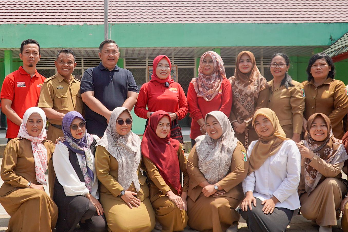 FOTO BARENG: Guru-guru penggerak melakukan sesi foto bersama.