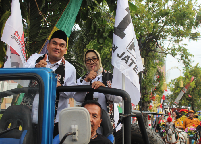 DAFTAR: Pasangan calon Bupati dan Wakil Bupati Blora Arief Rohman Sri Setyorini (Asri) mendaftar ke KPU Kabupaten Blora pada Rabu (28/8).