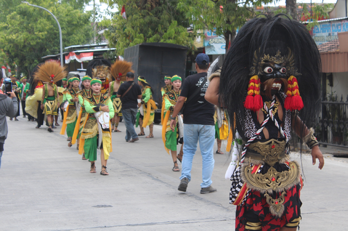 HIBURAN: Iring-iringan pasangan Asri tetap lestarikan budaya barongan dari etap Paguyuban Barongan Risang Guntur Seto.