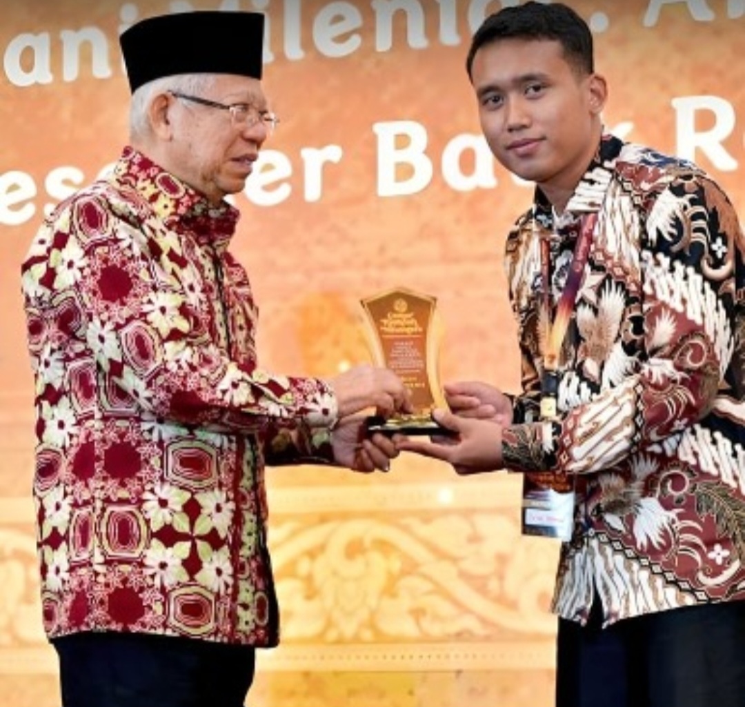 PETANI MILENIAL: Arrobaniy Satrio Wicaksono Asshidiqy saat menerima penghargaa dari Wapres Ma