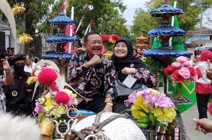 IKONIK: Abu Nafi bersama istrinya naik dokar saat perjalanan menuju KPU Blora untuk mendaftar sebagai bacabup Blora kemarin.