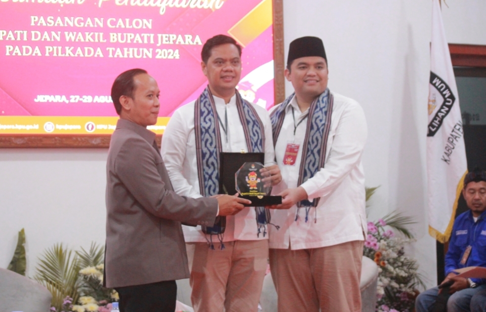 DITERIMA: Pasangan Wiwit-Hajar menerima berita acara pendaftaran calon bupati dan wakil bupati Jepara oleh Ketua KPU Jepara Ris Andy Kusuma pada Kamis (29/8).