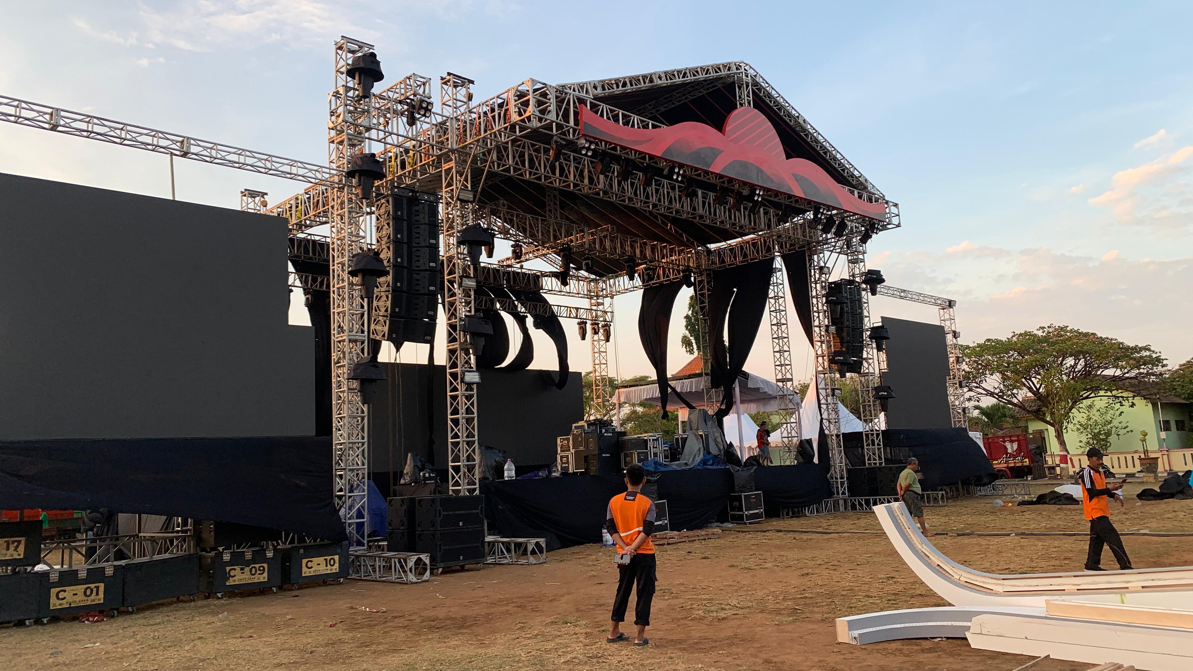 MEGAH: Panggung untuk penampilan Raja Dangdut Rhoma Irama dan Soneta Band sudah didirikan, dijadwalkan Rhoma Irama akan manggung sabtu, 31 Agustus 2024, di Alun-Alun 2 Jepara. (URY/RADARKUDUS)