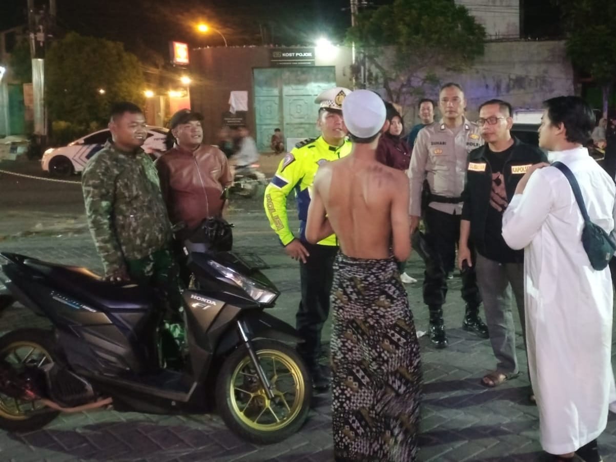 VIRAL: Pemuda berkostum aneh ditertibkan oleh polisi saat datang ke Mie Gacoan Kudus Jumat (30/8) dini hari.