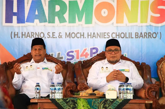 KHUSYUK: Pasangan Bupati dan Wakil Bupati, Harno-Mochamad Hanies Cholil Barro khusyuk berdoa usai deklarasi akhir bulan lalu.