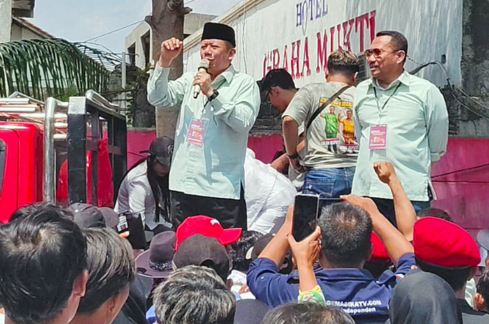 DAFTAR KE KPU: Paslon Bambang Pujiyanto &ndash; Catur Sugeng Susanto orasi di hadapan konstituennya di Grand Master Hotel Purwodadi sebelum mendaftar ke KPU Grobogan.