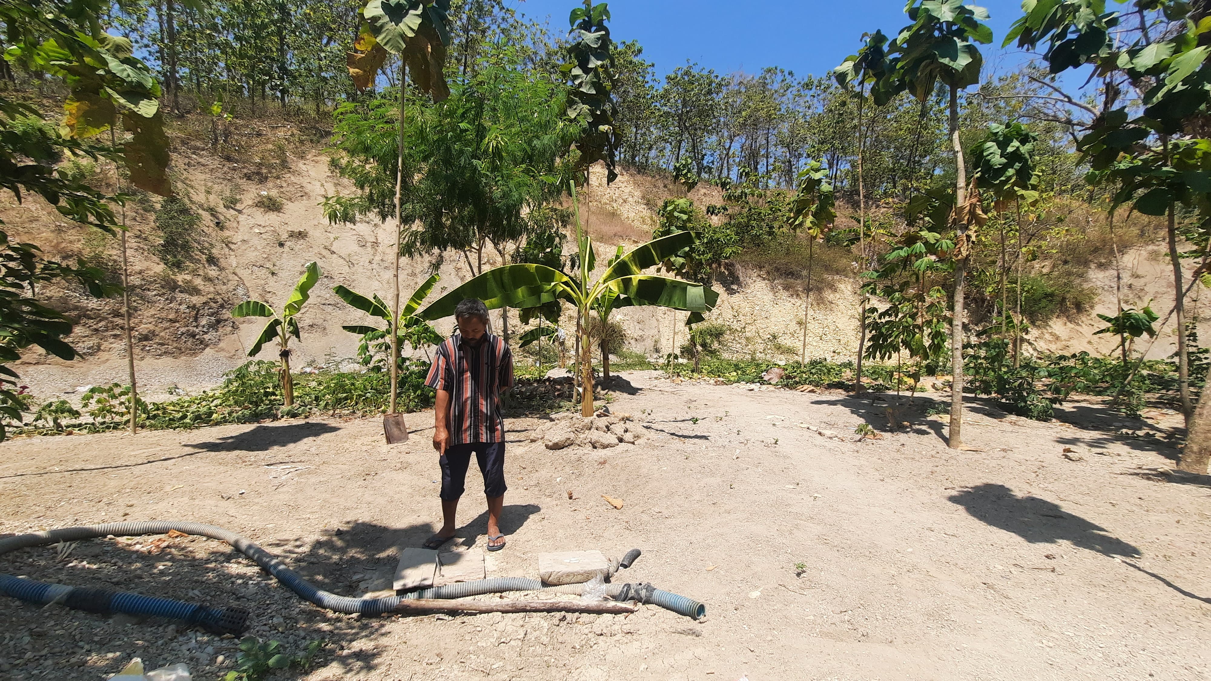 KEKERINGAN: Warga Dusun Klampok Desa Geyer Kecamatan Geyer saat menyedot air di tengah sungai.