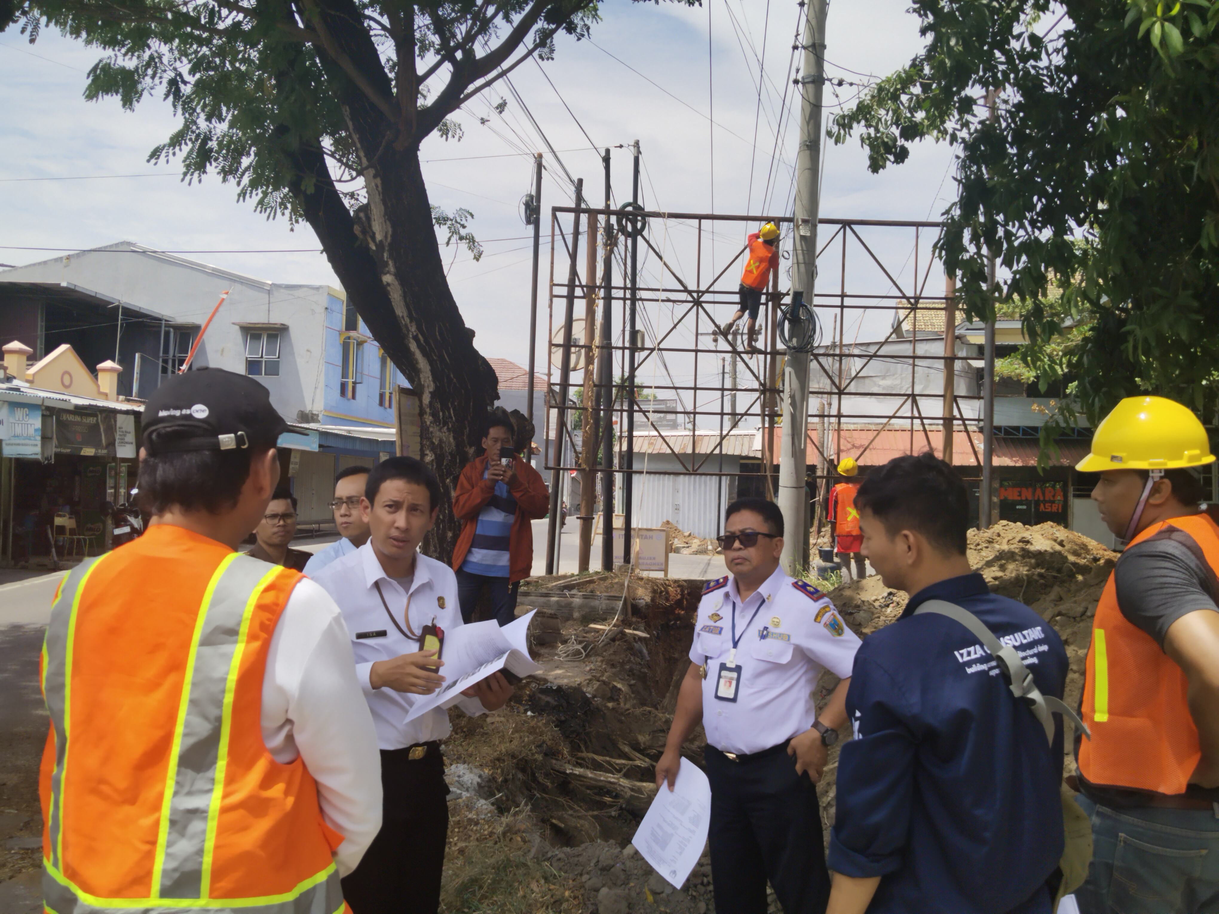 TINJAU: Dishub Kudus dan Kejaksaan Kudus melakukan pengecekan di Terminal Bakalan Krapyak kemarin.  (Sekarwati / Radar Kudus)