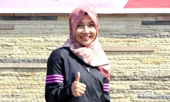 CANTIK: Vivit Dinarini mencatatkan sejarah pada kontestasi politik Pilkada Rembang 2024 dengan maju sebagai Cabup wanita pertama. Vivit akan berpasangan dengan Gus Umam yang juga adik kandung Gus Baha