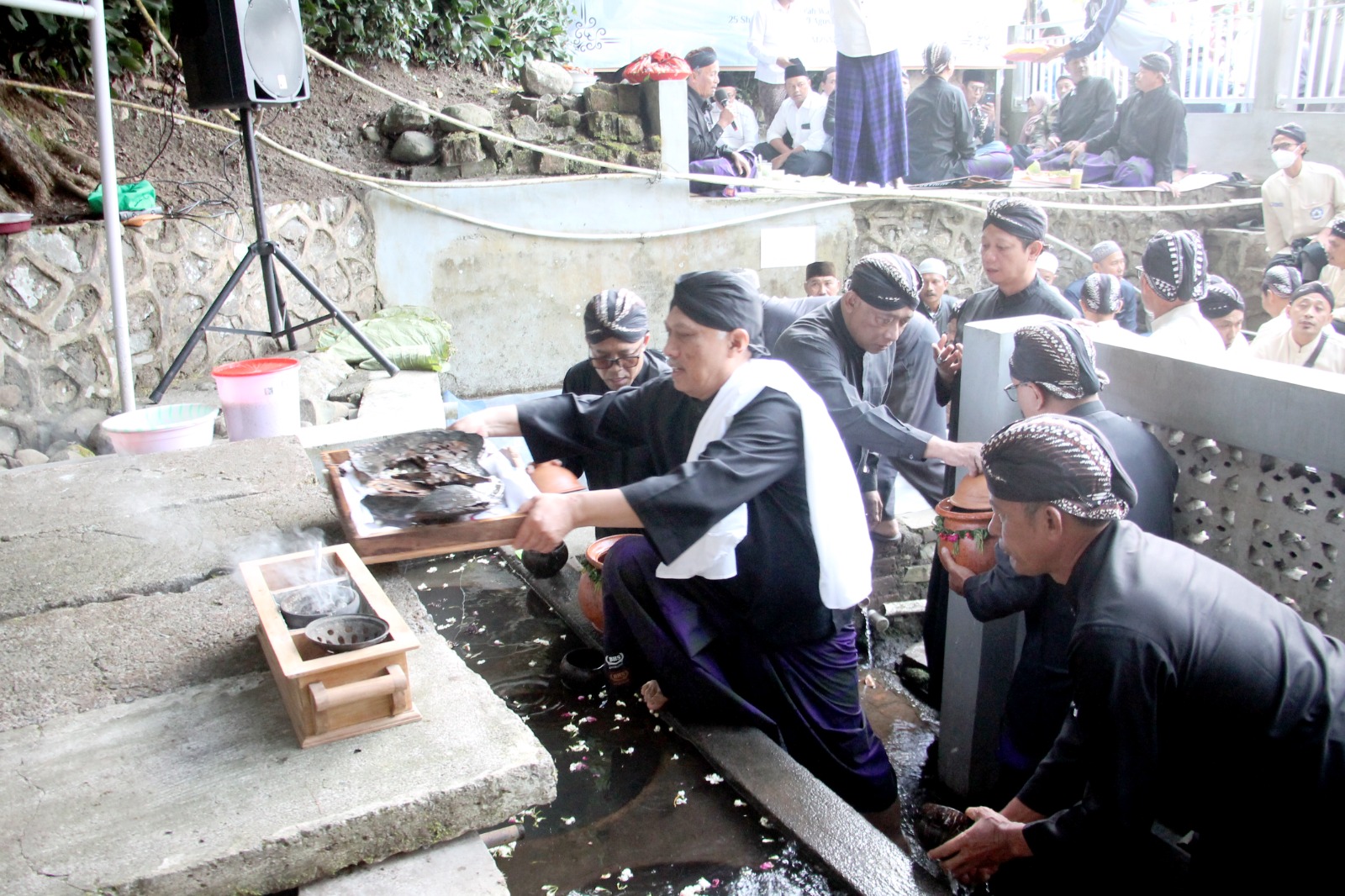 TRADISI: Warga Desa Colo, Kecamatan Dawe, Kudus menggelar tradisi guyang cekathak kemarin.