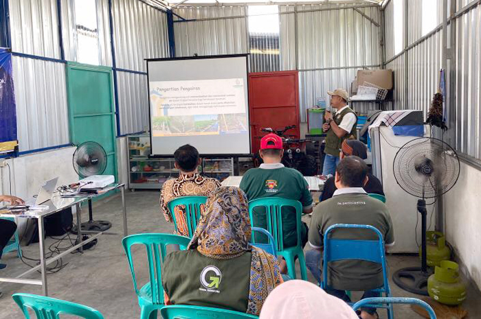 Suasana pengenalan Sistem Penyediaan Air Irigasi Kebun (SiPAIK) pada Pokdarwis Singo Barong, Desa Pedawang, Bae, Kudus, baru-baru ini.