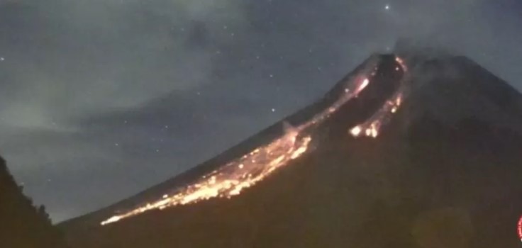 SIAGA LEVEL III: Aktivitas Gunung Merapi mengeluarkan guguran lava pijar, Rabu dini hari (16/8/2023) Pukul 00.14 terpantau dari Pos Pemantauan Merapi di Bunker Kaliurang (BPBD Sleman)