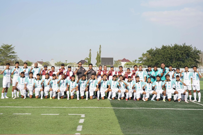 PERLU PEMBENAHAN ENDURANCE: Para pemain, pelatih, official dan manajemen Persipa Pati berfoto bersama sebelum laga ujicoba melawan PSIS Semarang kemarin.