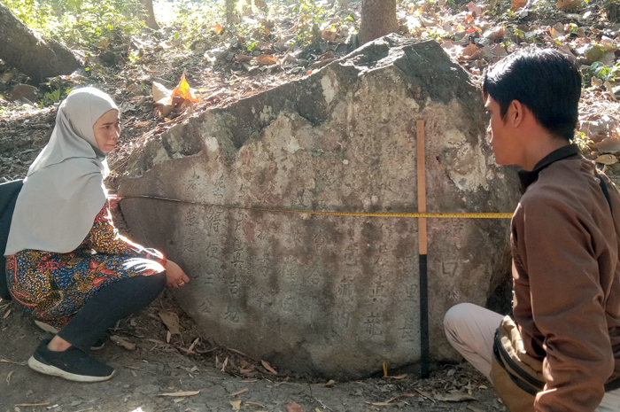 DITELITI: Peneliti mengidentifikasi prasasti Ngasinan 1 yang berada di Desa Warugunung, Pancur, Rembang.