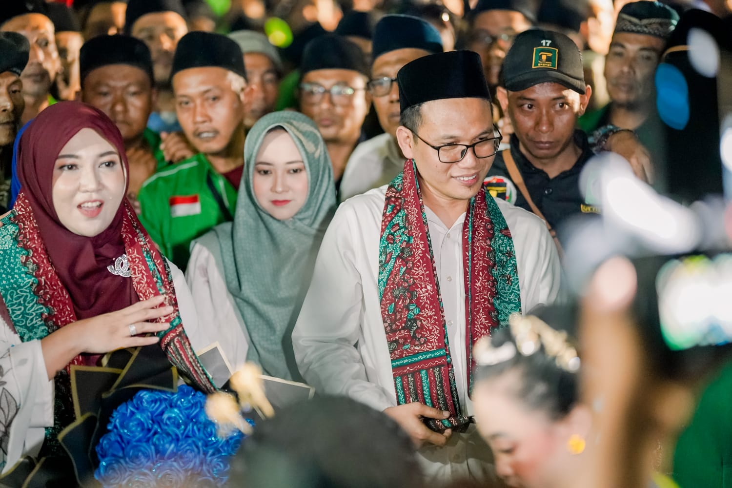 RAMAI: Bapaslon Vivit-Umam diantar para pendukung saat hendak mendaftar di Kantor KPU Rembang.