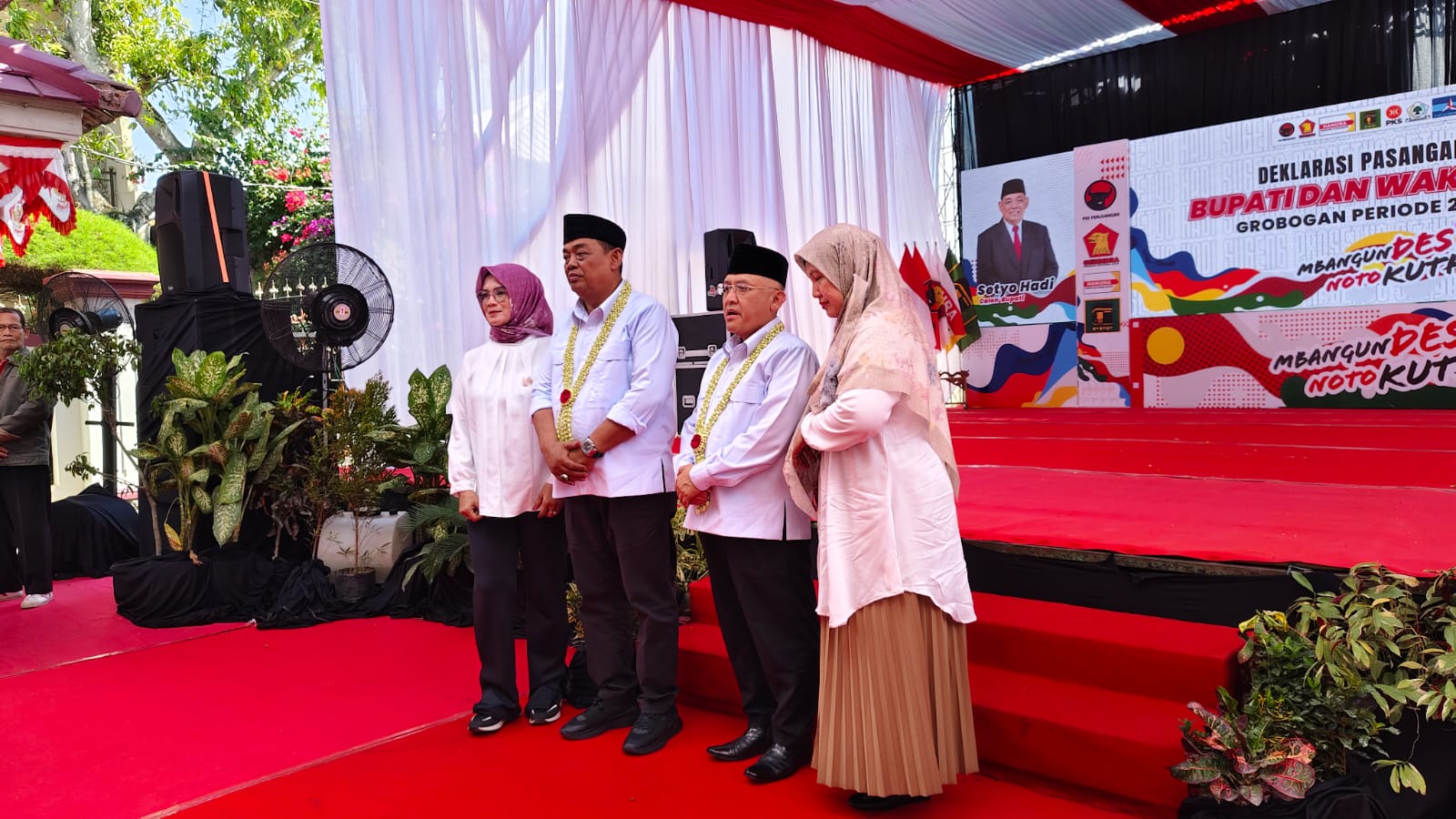 DOA ISTRI - Paslon Setyo Hadi bersama istrinya Suyatun dan Sugeng Prasetyo bersama istrinya Puji Solihati ikut deklarasi bersama partai pengusung, relawan dan keluarga.  (1)